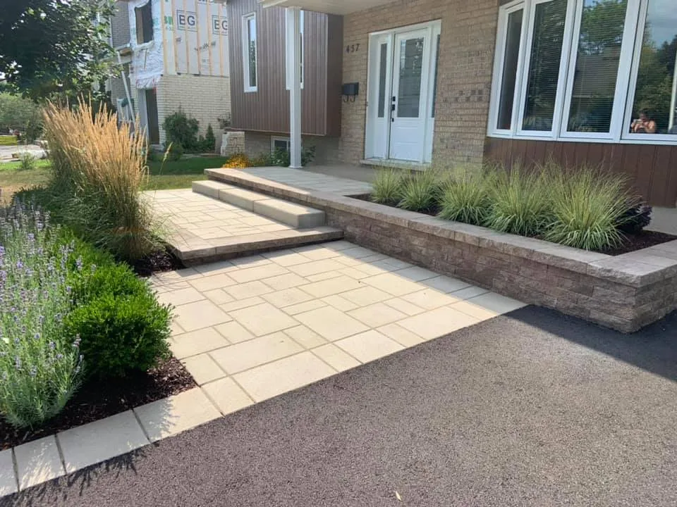 Façade avec bordures et muret décoratif