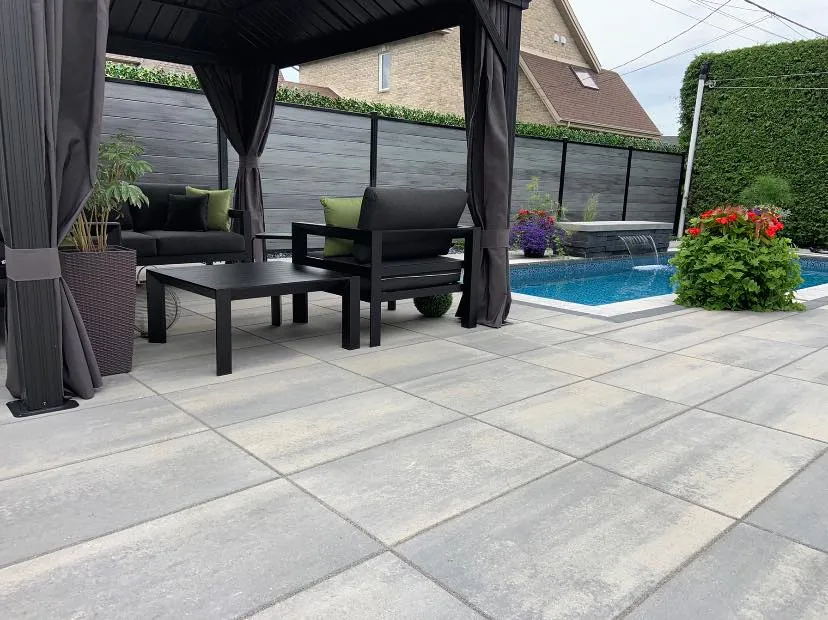 Patio avec gazebo et piscine