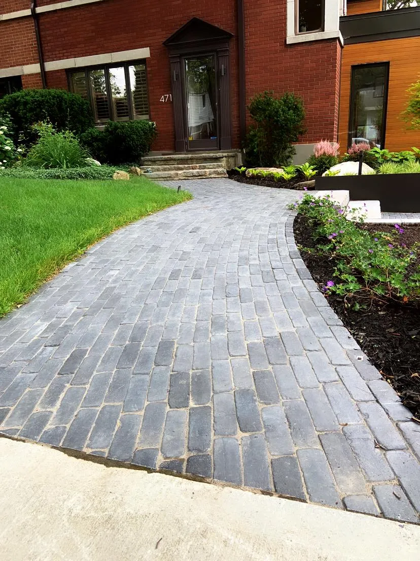 Trottoir avec bordures en pierre