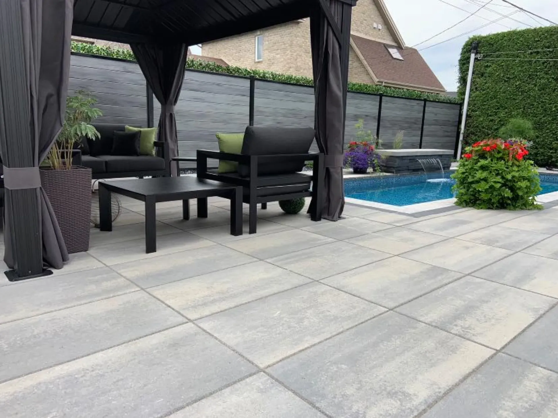 Patio avec gazebo et piscine