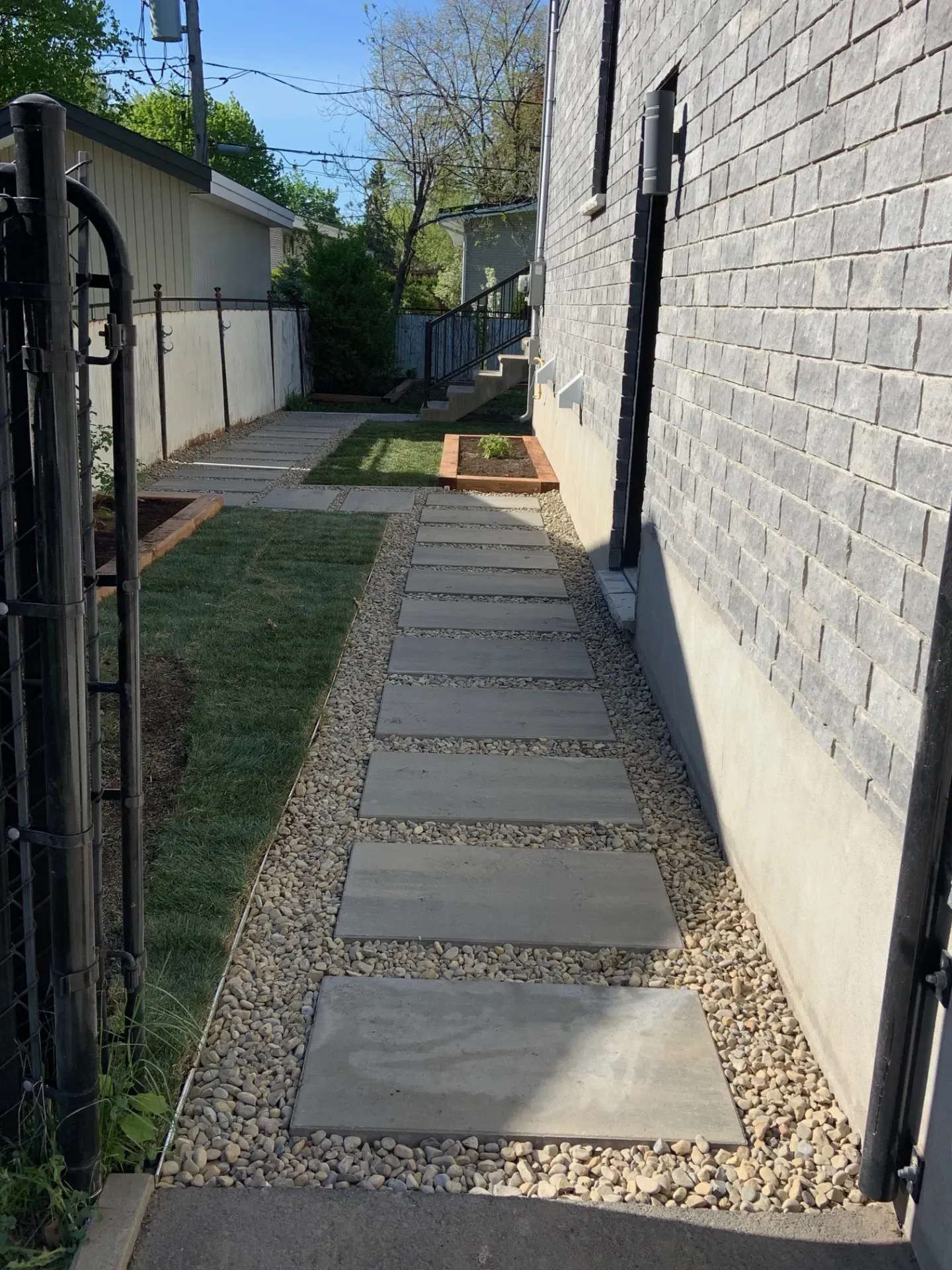 Trottoir avec pas japonais et pavé